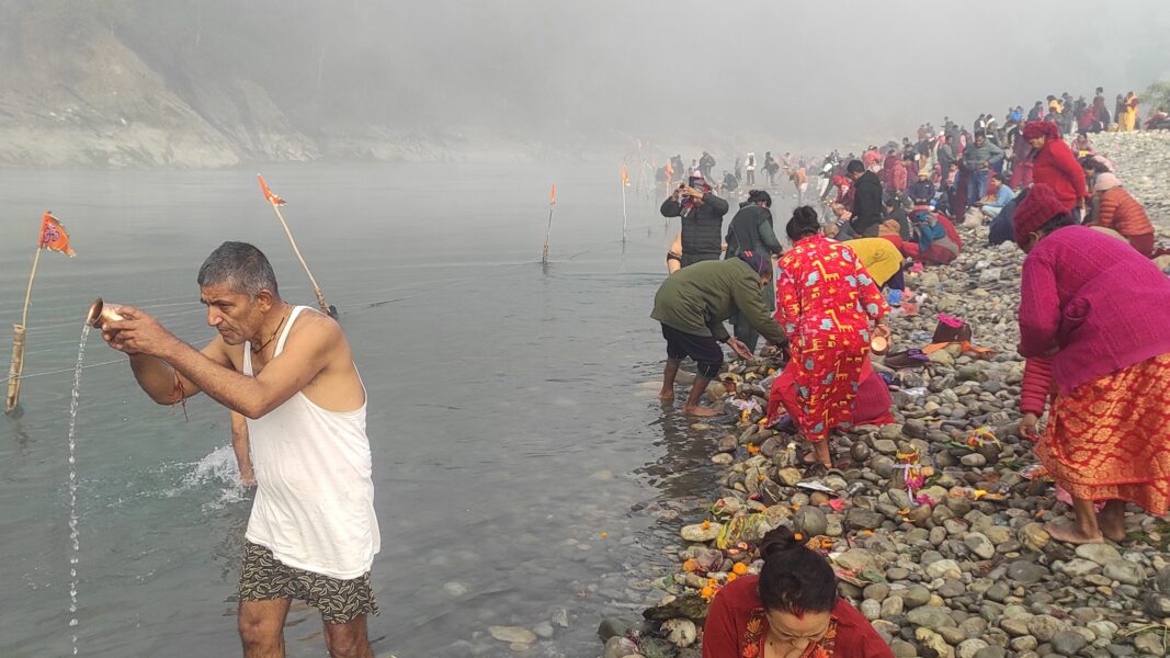 devghat_makar_snan_q5sYyE43uw