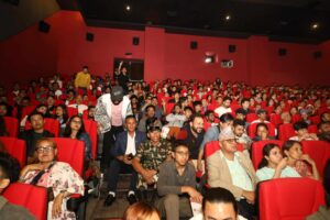 unko-sweter-3-1536×1024