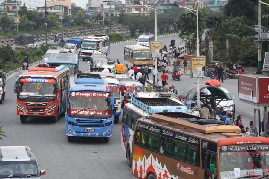 Dashain-ma-ghar-jane_Nepal-Photo-Library-16