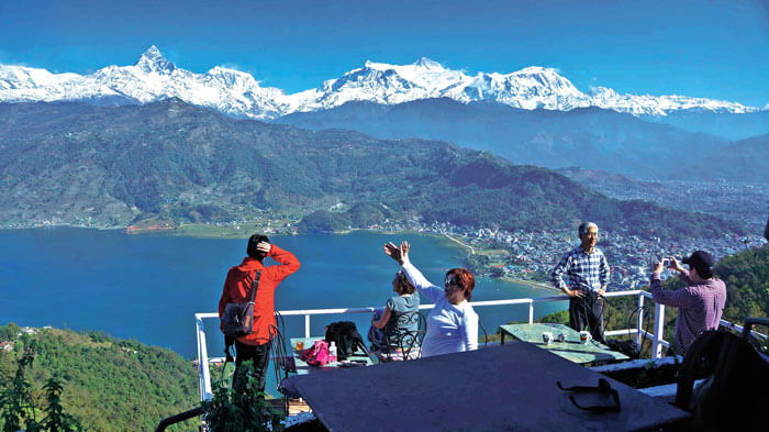 tourists-in-pokhara