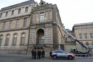 louvre-paris-robbers-101925-01-caefbd2385724fc3878a05b52e0e4350_FKJaVTDFIq