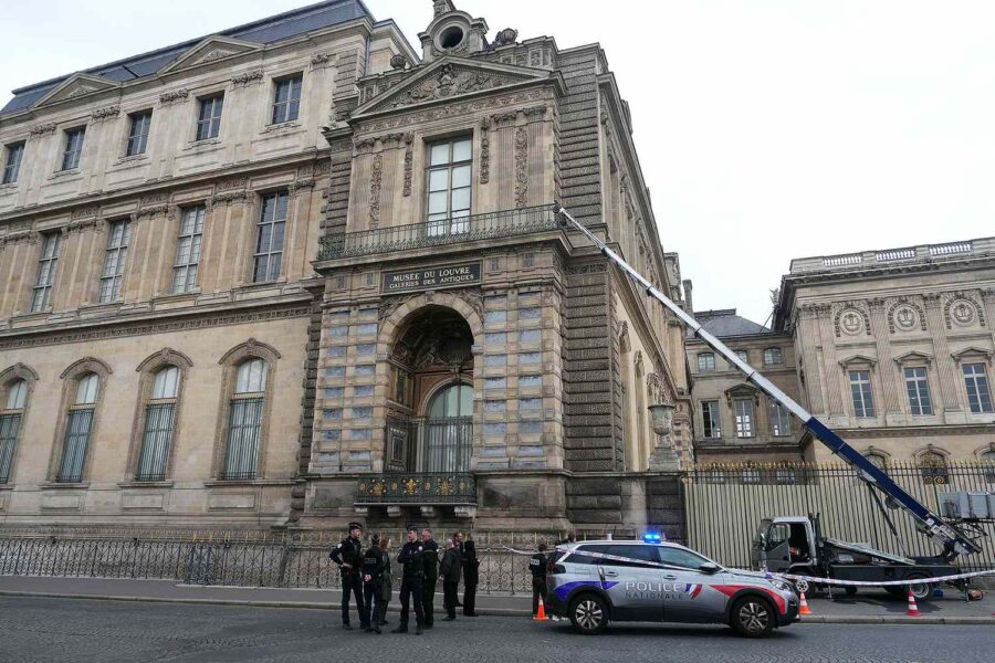 louvre-paris-robbers-101925-01-caefbd2385724fc3878a05b52e0e4350_FKJaVTDFIq