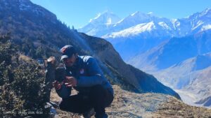 मुस्ताङका उच्चलेंकमा हिउँ चितुवा अध्ययन गर्न क्यामेरा ट्यापिङ गरिंदै