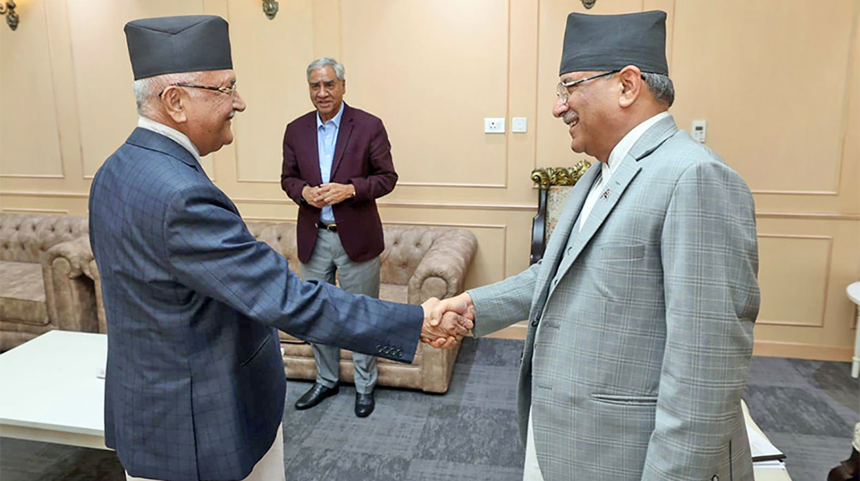 Prachanda-KP-Oli-Handshake-and-Deuba-1