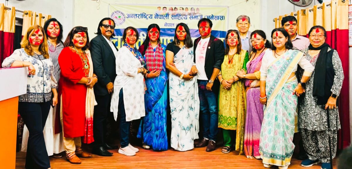 ००